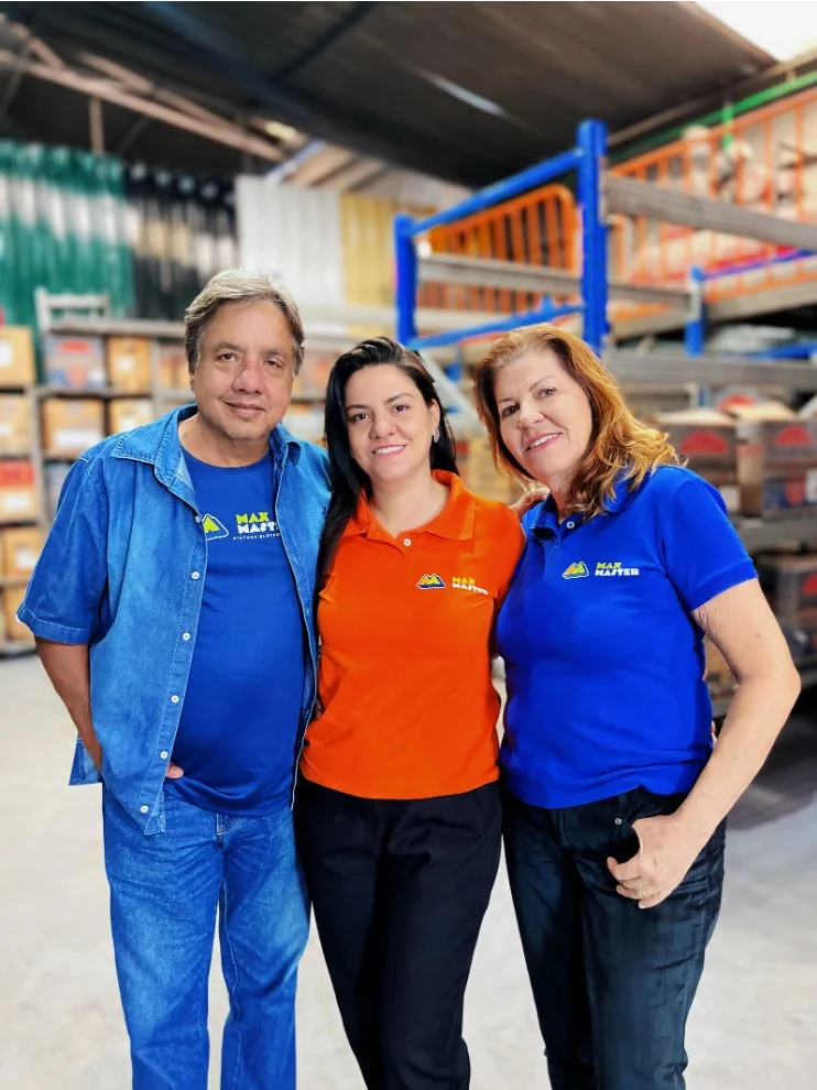 Família responsável pela Max Master reunida na empresa