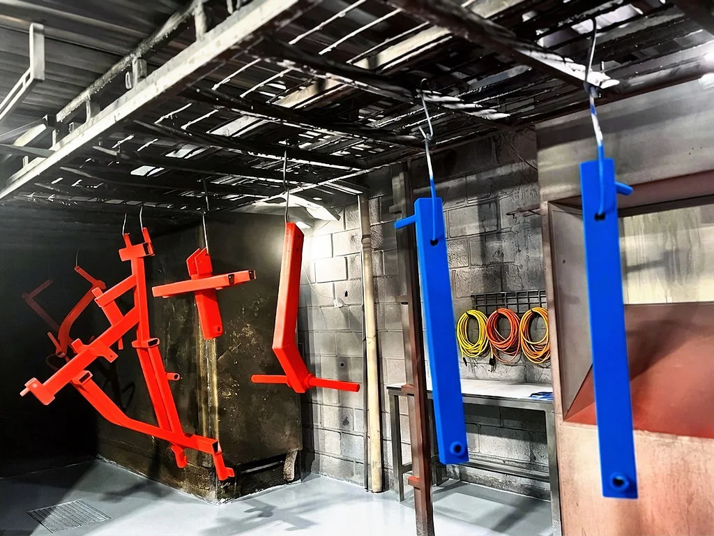Peças industriais com acabamentos vermelho e azul