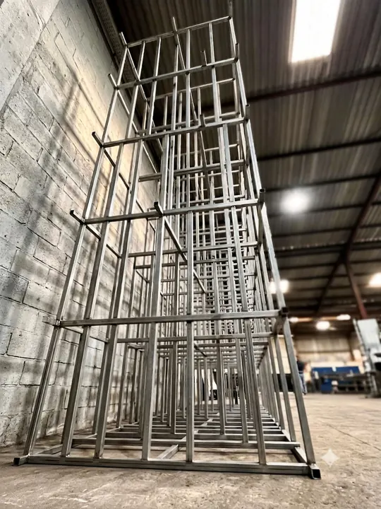 Conjunto de estruturas metálicas altas na área de produção