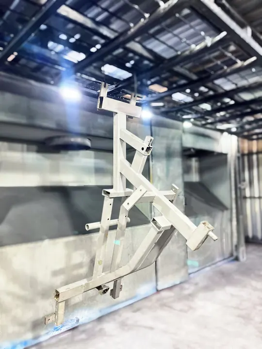 Estrutura técnica metálica pintada de branco
